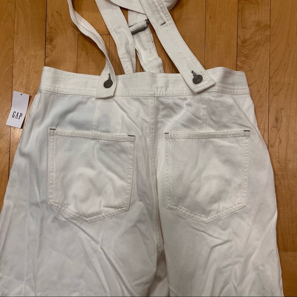 *white* Gap wide leg suspender jeans. 6P, 28. So soft! NWT. Open to offers 😍
